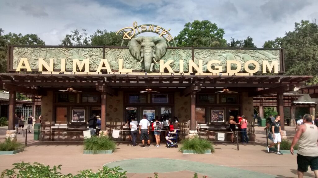 Área temática colorida de parque em Orlando, experiência nerd para fãs de games e cultura pop