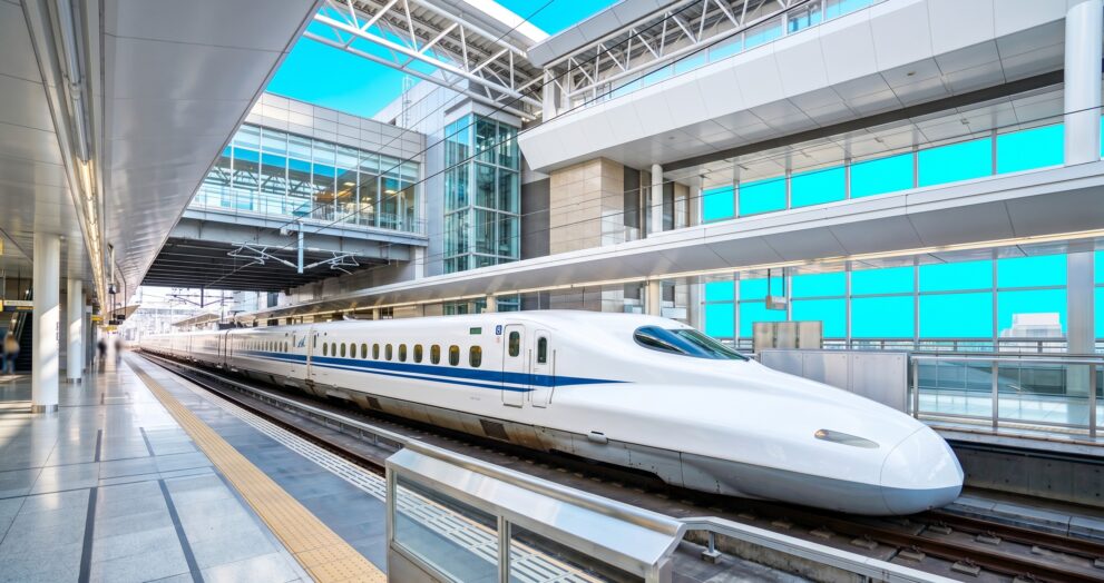 Trem-bala Shinkansen na estação no Japão, principal meio de transporte coberto pelo JR Pass