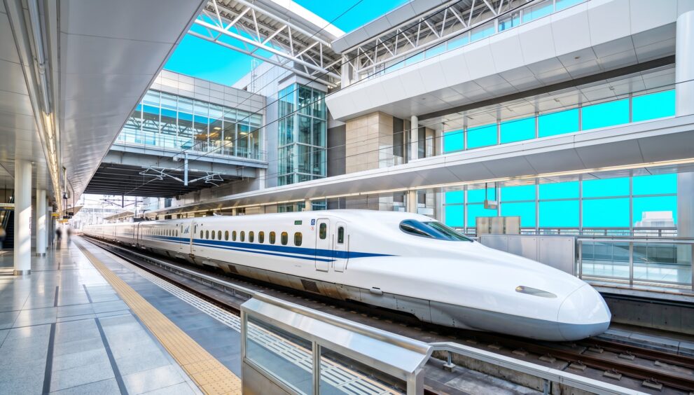 Trem-bala Shinkansen na estação no Japão, principal meio de transporte coberto pelo JR Pass