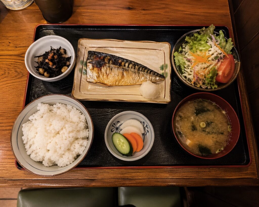 Refeição teishoku no Japão com arroz, peixe grelhado, missoshiru e acompanhamentos