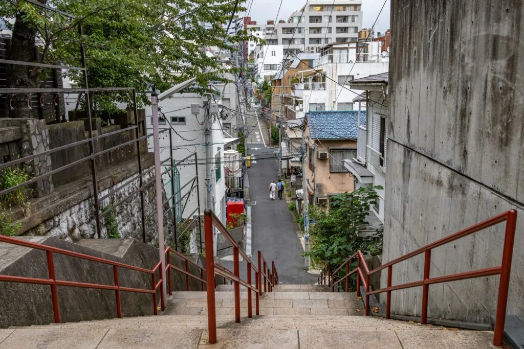 Escadaria do Santuário Suga em Tóquio, local icônico de anime pilgrimage de Your Name