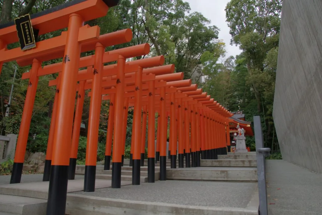 Escadaria de santuário japonês, tipo de local visitado em anime pilgrimage no Japão