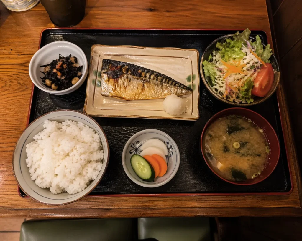 Refeição teishoku no Japão com arroz, peixe grelhado, missoshiru e acompanhamentos