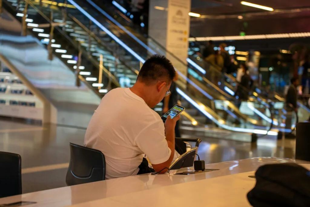 Tela de celular com formulário de autorização digital de viagem para o Japão
