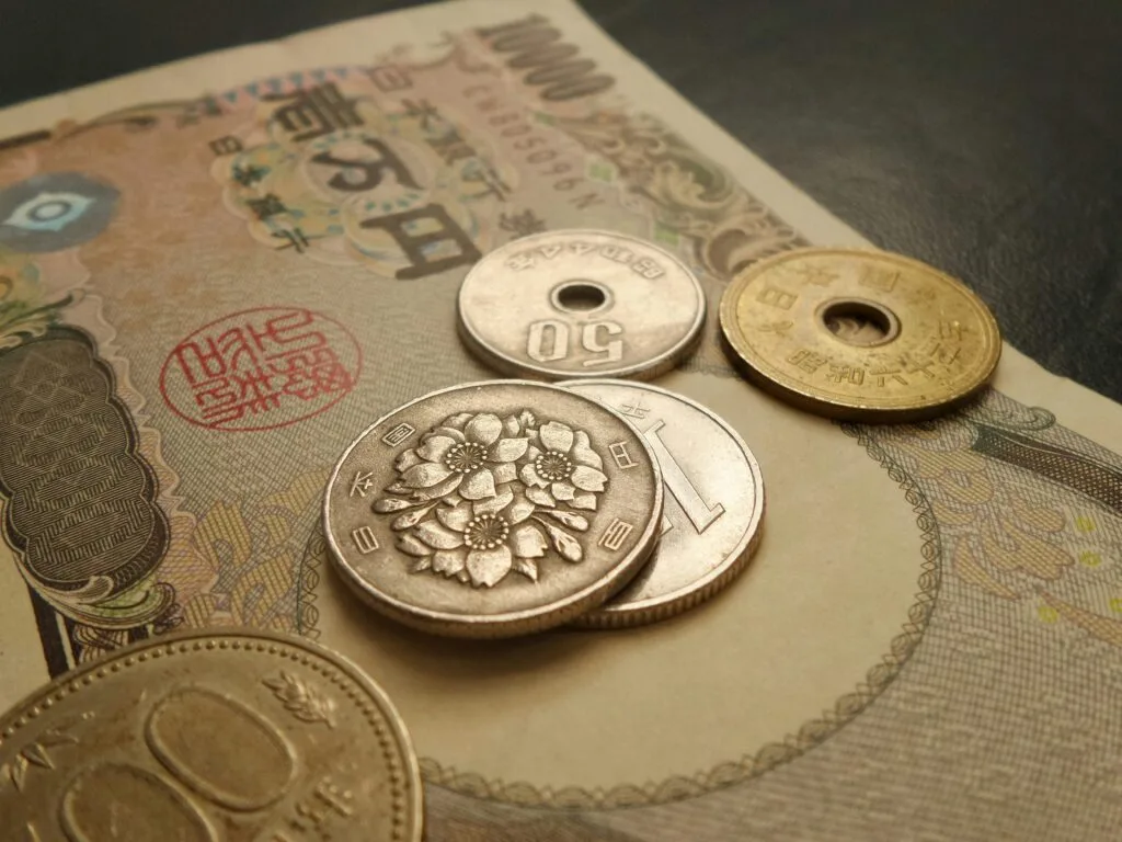 Notas e moedas de iene japonês para calcular custos de viagem ao Japão