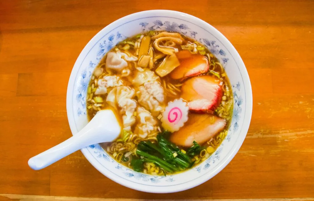 Tigela de ramen em restaurante econômico de Tóquio, opção para economizar na viagem ao Japão