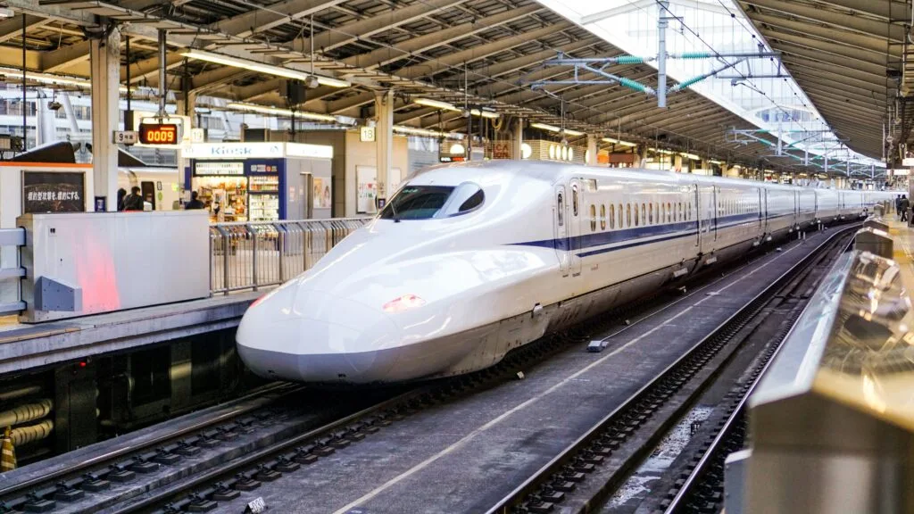 Trem-bala Shinkansen na plataforma de estação no Japão, principal transporte entre cidades