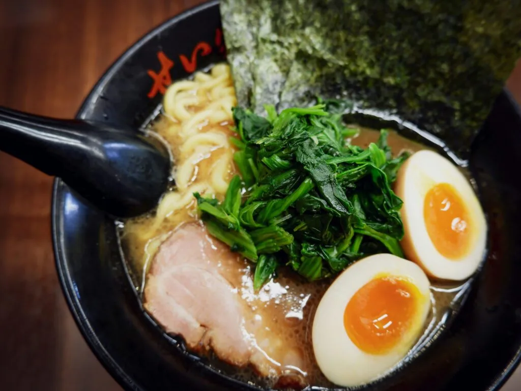Tigela de ramen tonkotsu em restaurante japonês, opção de alimentação barata na viagem ao Japão
