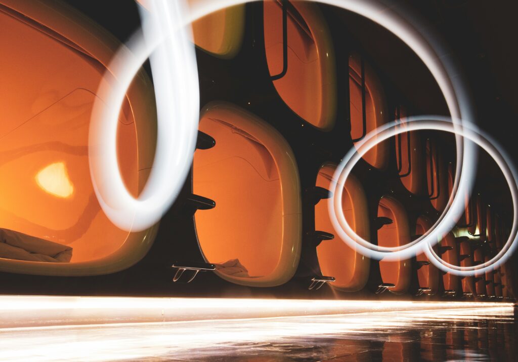 Interior de hotel cápsula japonês moderno e limpo, opção econômica de hospedagem no Japão