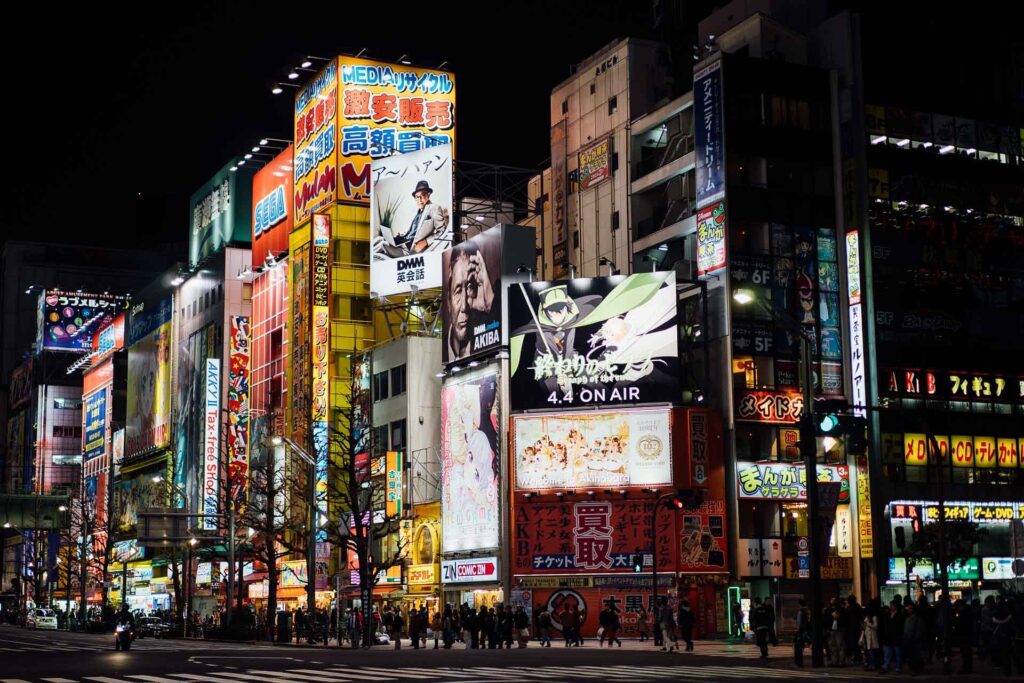 Rua de Akihabara em Tóquio com placas coloridas de anime e lojas de cultura otaku