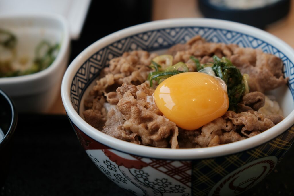 Tigela de gyudon (carne com arroz) em restaurante barato no Japão por menos de R$17