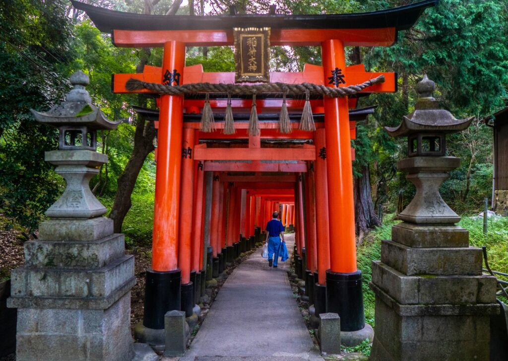 Turistas em fila nos torii vermelhos de Fushimi Inari em Kyoto, exemplo do overtourism no Japão