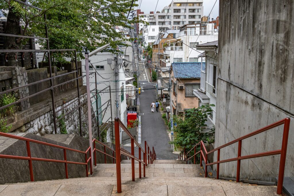 Escadaria do Santuário Suga em Tóquio, local icônico de anime pilgrimage de Your Name