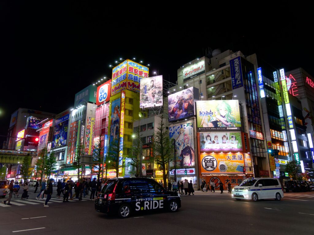 Akihabara à noite no roteiro anime pilgrimage em Tóquio