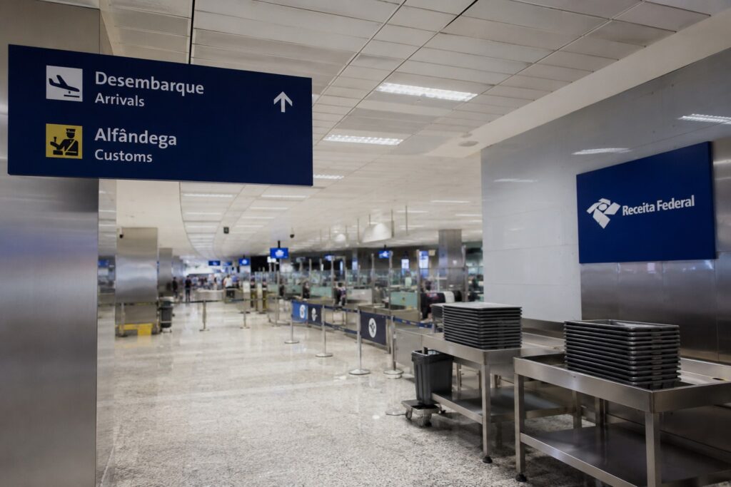 Área da alfândega em aeroporto brasileiro onde figures trazidas do Japão são inspecionadas