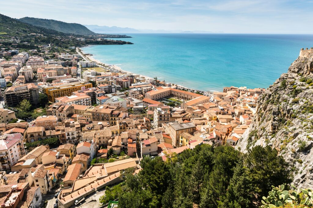Cenário típico da Sicília com arquitetura italiana e mar Mediterrâneo