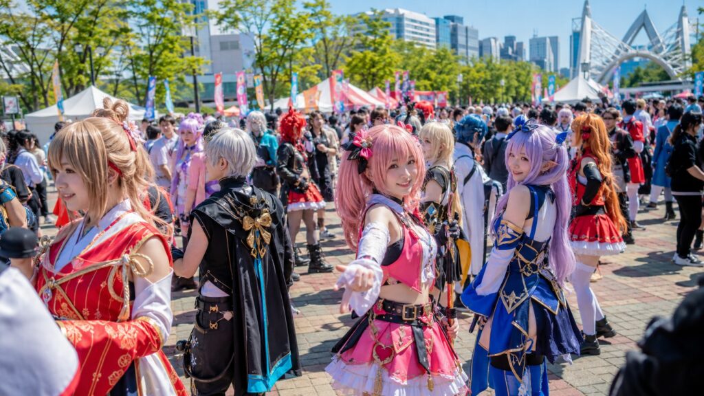 Cosplayers em festival de anime no Japão, experiência única para turistas nerds