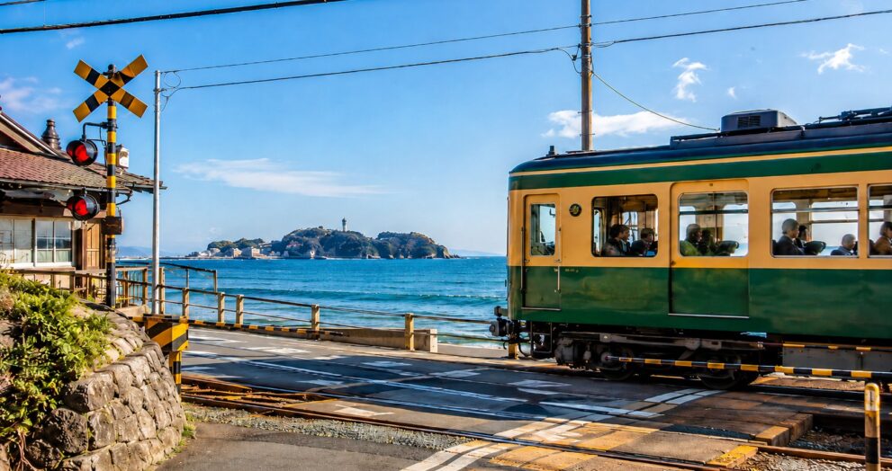 Cruzamento ferroviário de Kamakurakokomae em Kamakura, cenário icônico do anime Slam Dunk