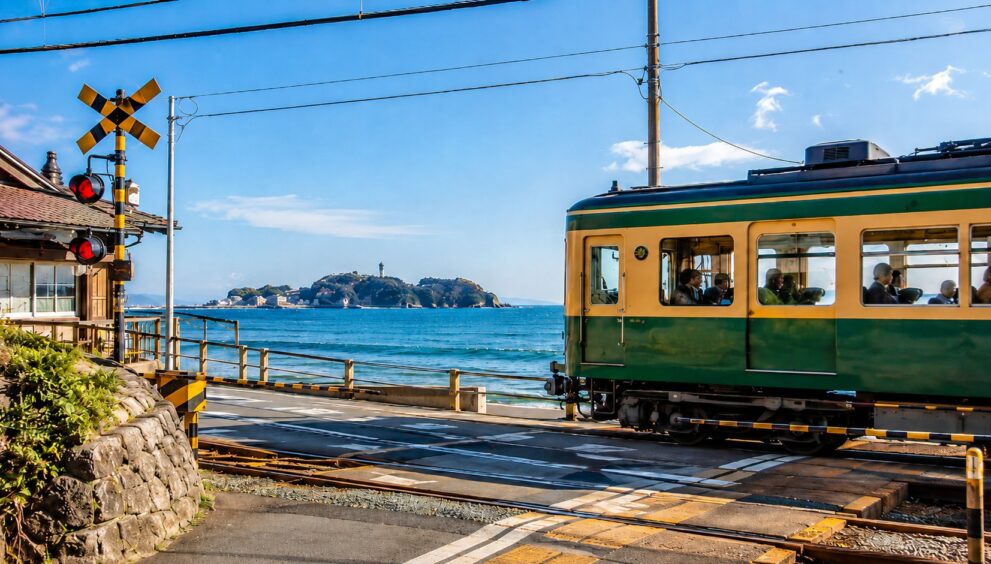 Cruzamento ferroviário de Kamakurakokomae em Kamakura, cenário icônico do anime Slam Dunk