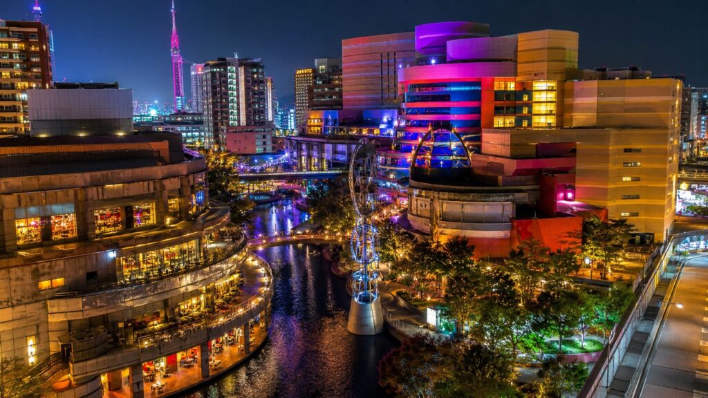 Fukuoka à noite, cidade do sul do Japão com teamLab Forest e cultura pop vibrante