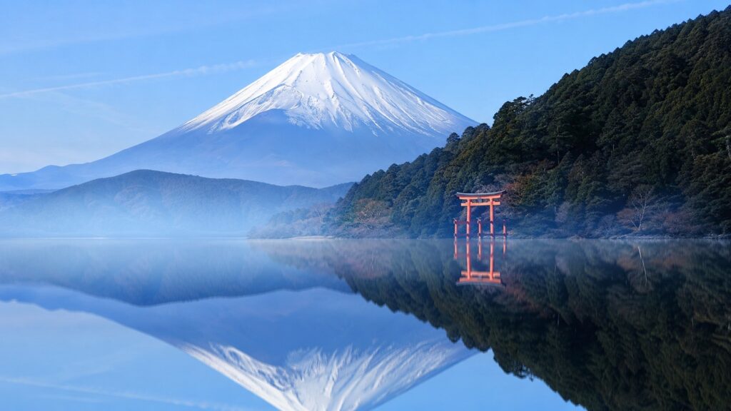 Lago de Hakone com reflexo do Monte Fuji, base da cidade fictícia Tokyo-3 de Neon Genesis Evangelion
