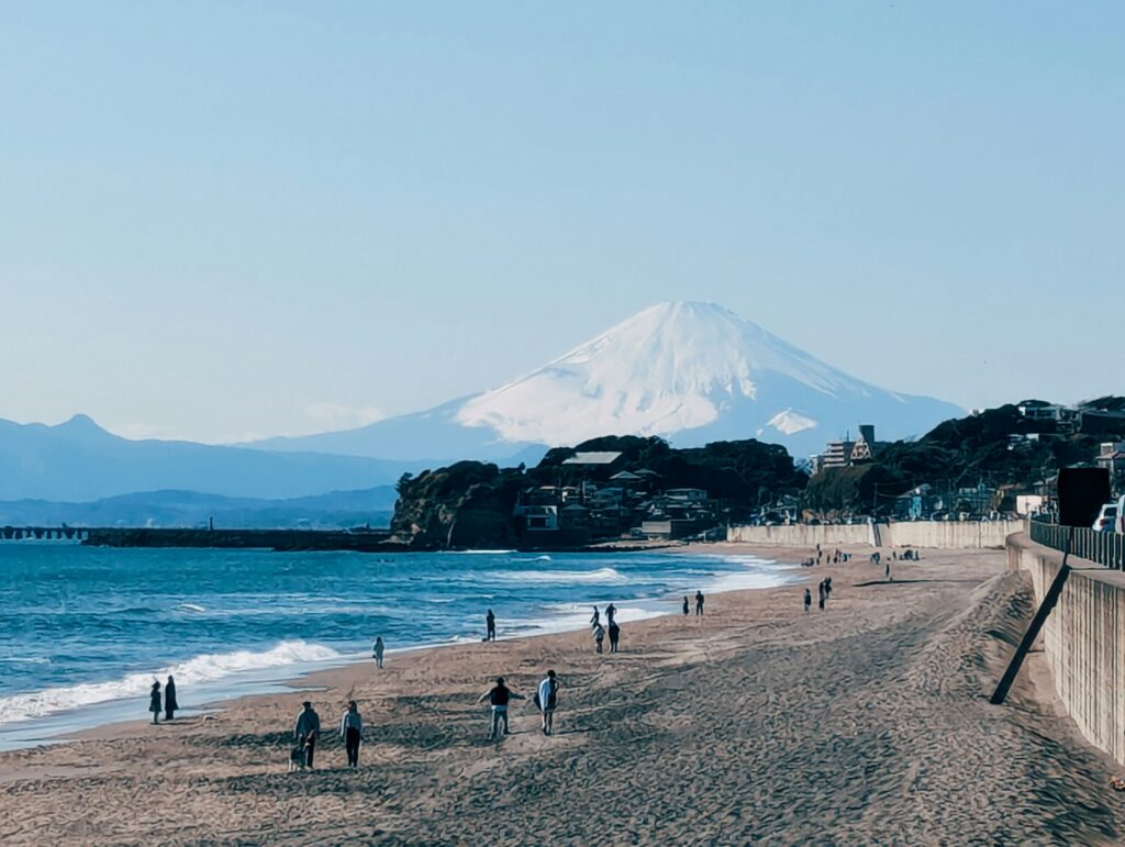 Litoral de Kamakura com Enoshima ao fundo, paisagem do anime Slam Dunk