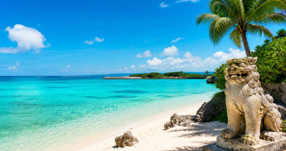 Praia paradisíaca em Okinawa com águas turquesa e areia branca, o Japão tropical que poucos brasileiros conhecem