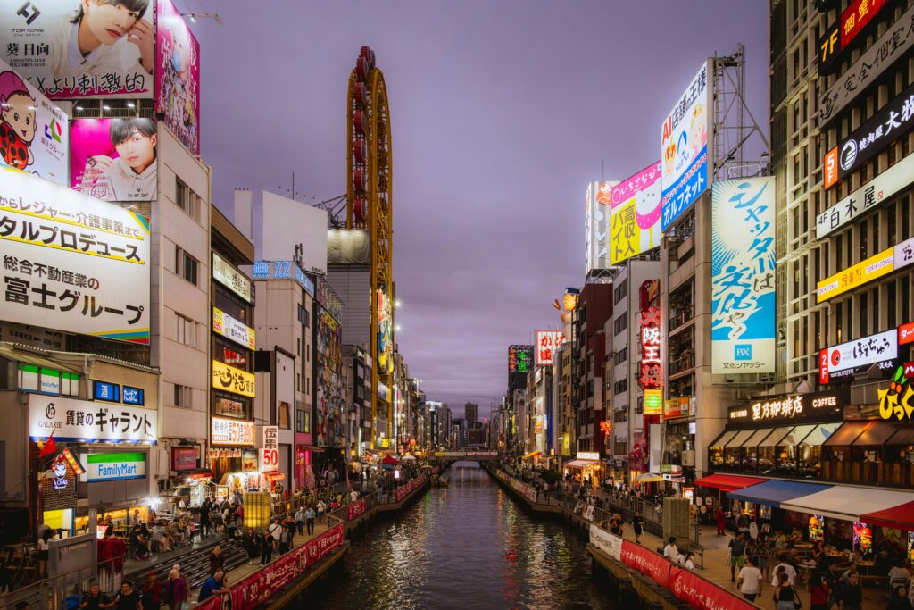 Dotonbori em Osaka à noite com letreiros neon, a área mais famosa da cidade continua animada após a Expo 2025