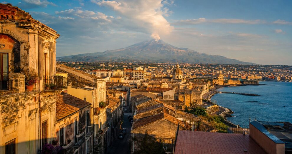 Vista da Sicília com o Monte Etna ao fundo, cenário de filmes icônicos e referências de animes e games
