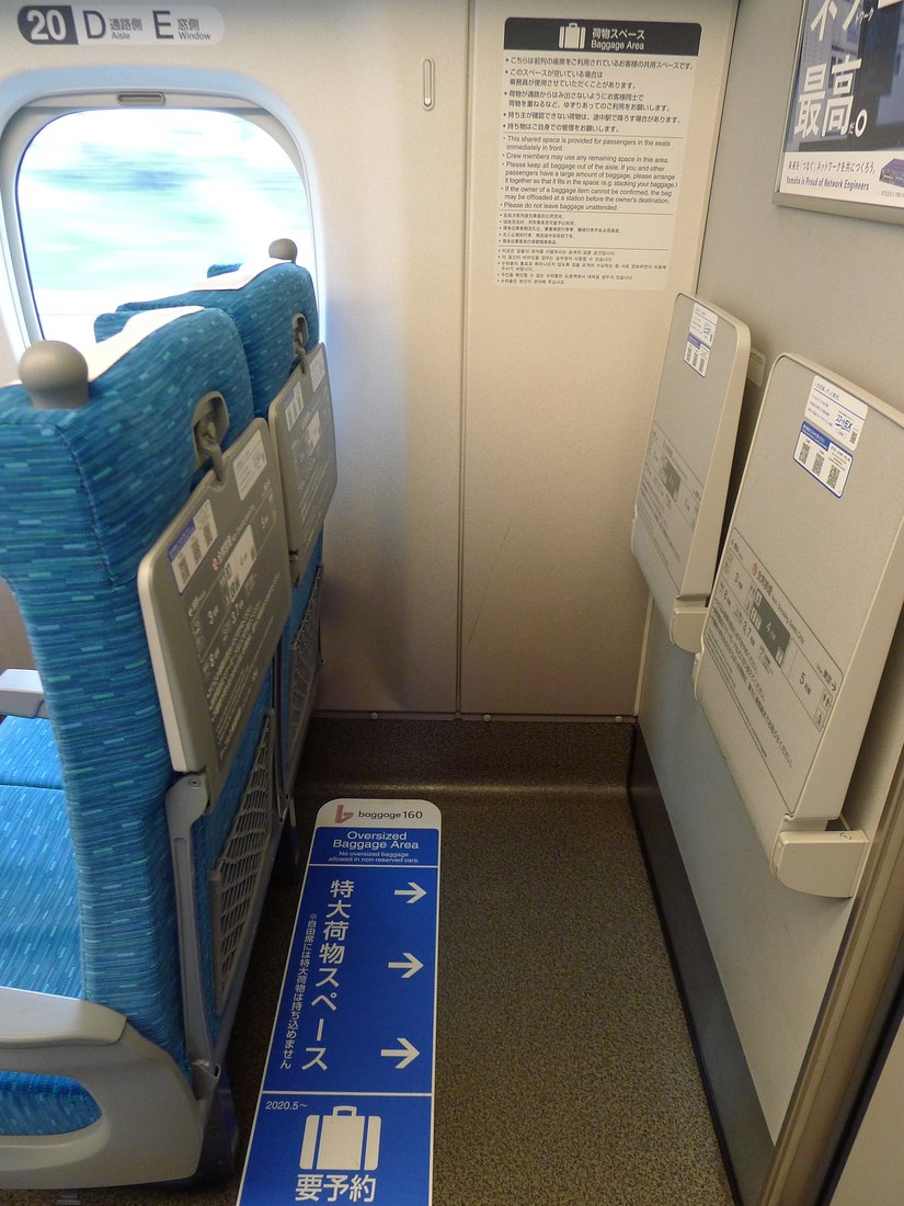 Espaço para bagagem grande no Shinkansen que exige atenção na reserva