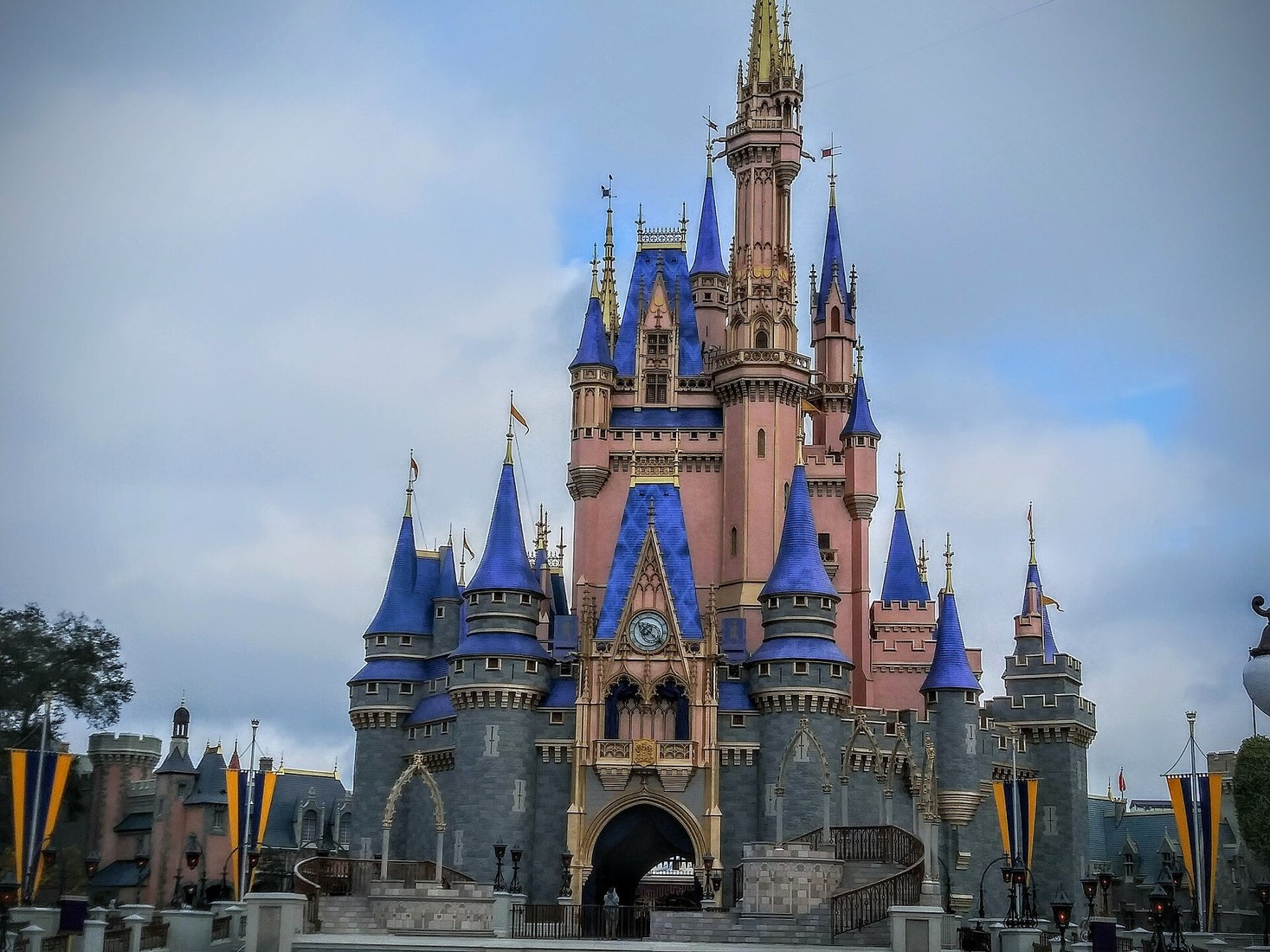 Cinderella Castle no Magic Kingdom para contextualizar decis?o de Lightning Lane no Disney World