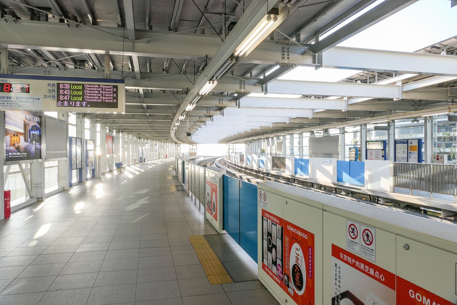 Plataforma do Tokyo Monorail em Haneda para comparar acesso ao centro de T?quio