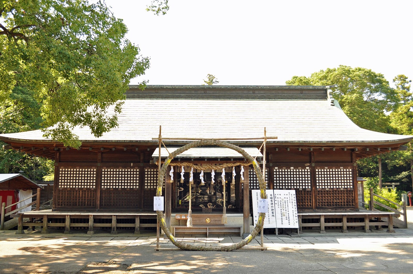 Haiden do Washinomiya Shrine para mostrar a visita com respeito em anime pilgrimage