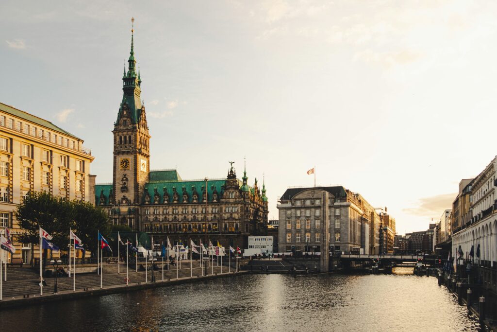 Speicherstadt em Hamburgo com armazéns históricos refletindo nos canais, maior complexo de armazéns do mundo