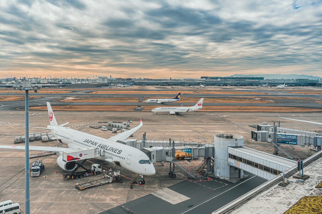 Avião da Japan Airlines (JAL) no aeroporto de Haneda em Tóquio
