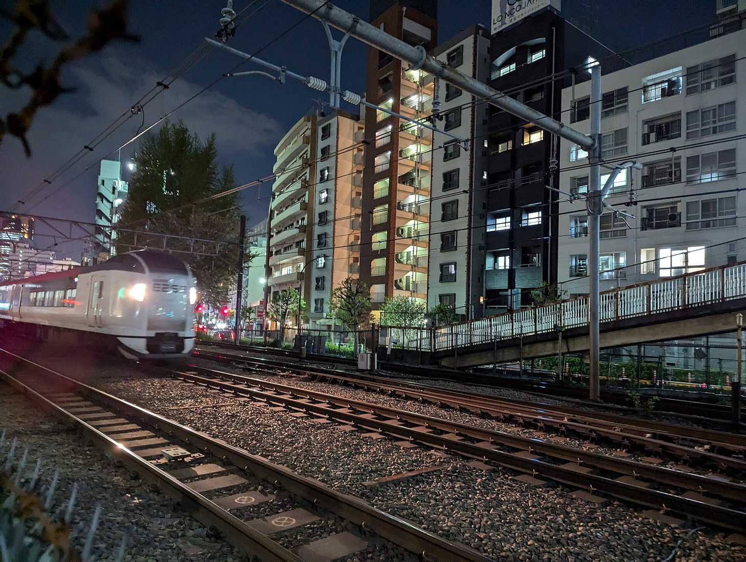 Narita Express chegando a Shibuya para comparar chegada por Narita em 2026