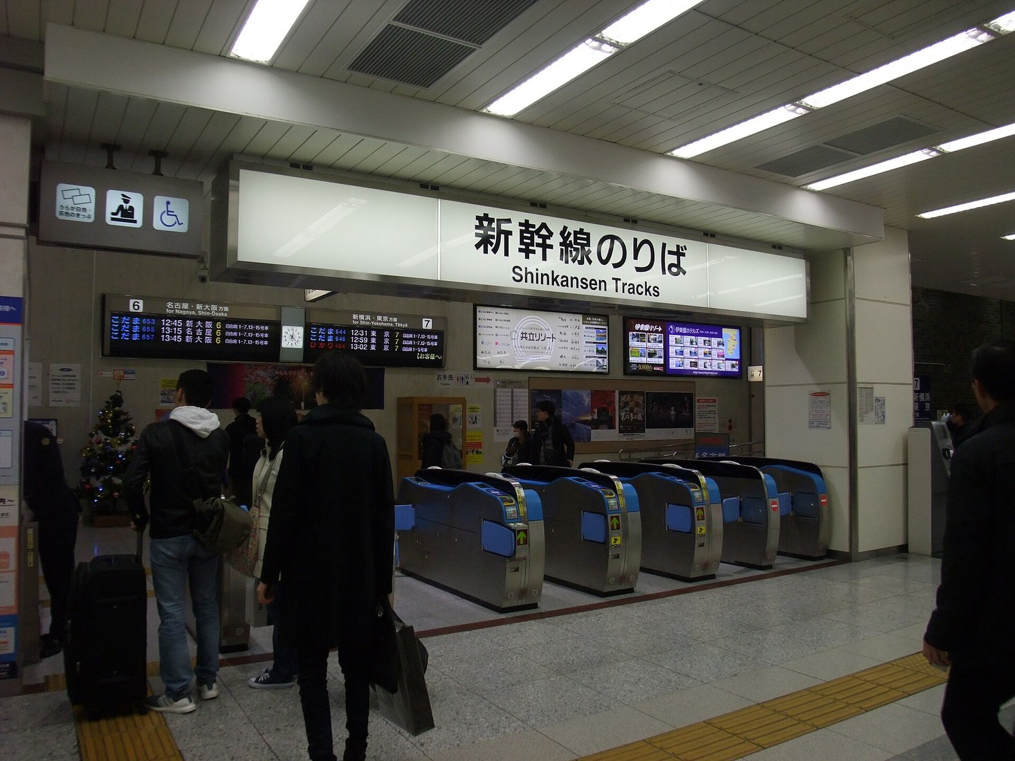 Catracas do Shinkansen para mostrar a etapa prática de embarque com reserva online