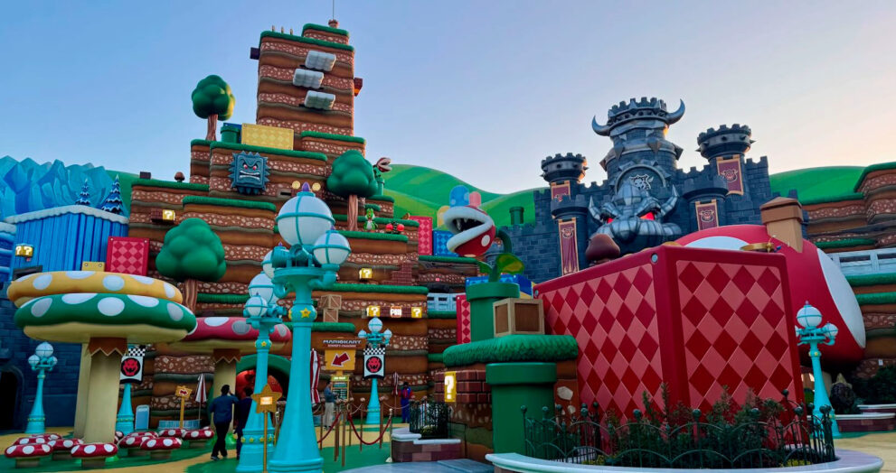 Área temática inspirada em games clássicos no Epic Universe Orlando, parque Super Nintendo World
