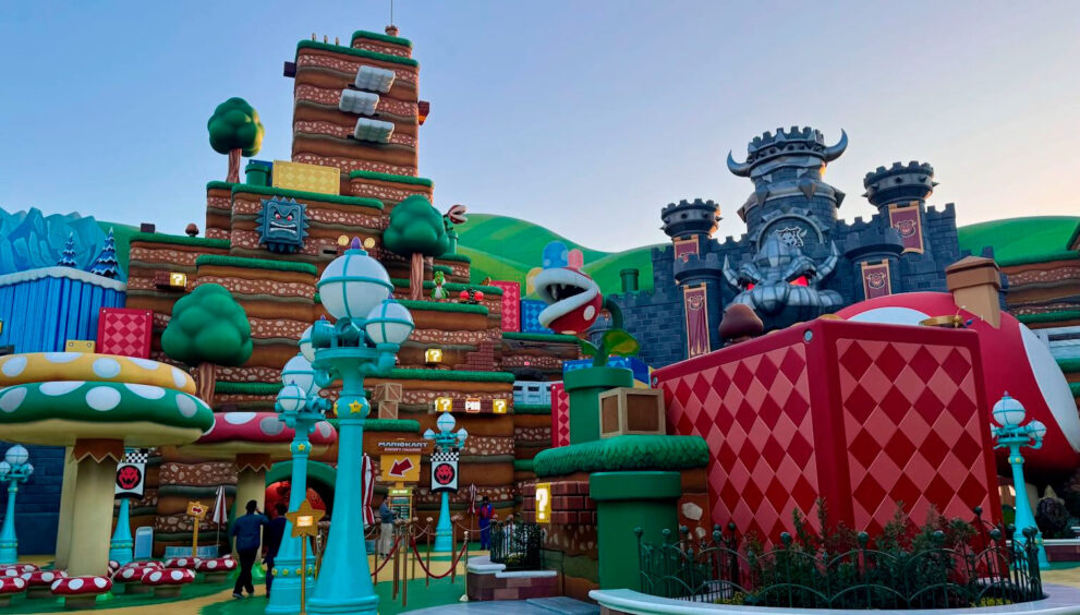 Área temática inspirada em games clássicos no Epic Universe Orlando, parque Super Nintendo World