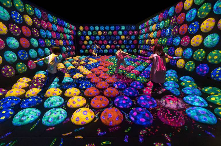 teamLab Biovortex Kyoto com vórtice de luz de 4 andares, maior museu teamLab do mundo