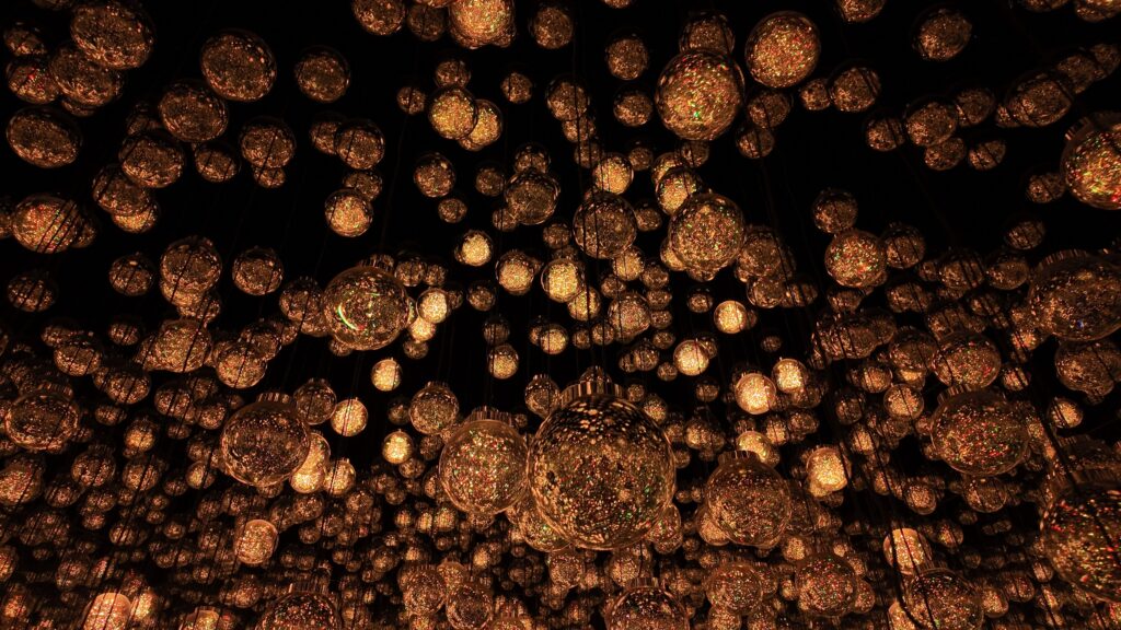 teamLab Planets ou Borderless em Tóquio com reflexos infinitos de luzes e cristais