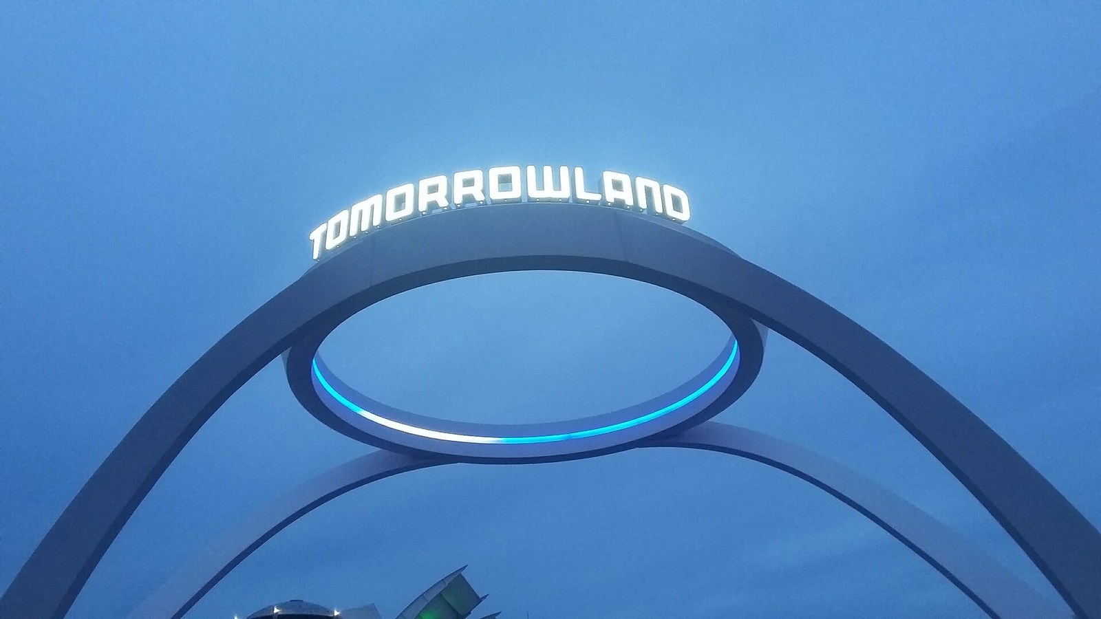 Entrada de Tomorrowland no Magic Kingdom para contextualizar atra??es com maior disputa