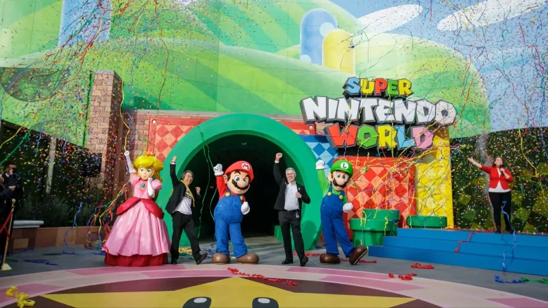 Entrada da Super Nintendo World em Orlando com cano verde gigante e arquitetura colorida
