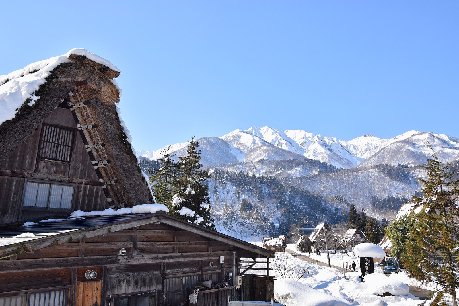 Shirakawa-go com neve para mostrar o inverno como época alternativa no Japão
