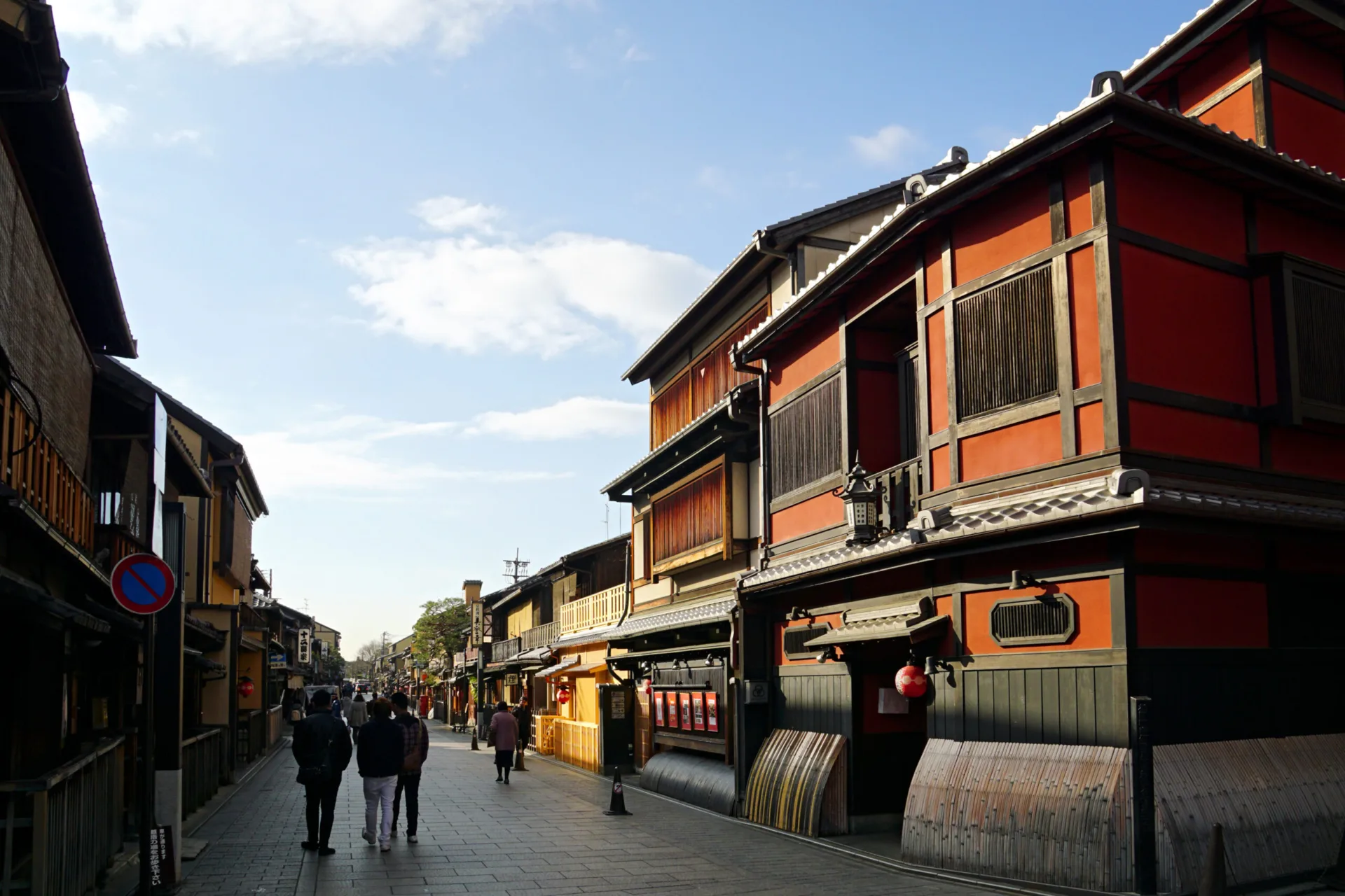 Rua tradicional de Gion em Quioto, área histórica com regras de visitação para turistas