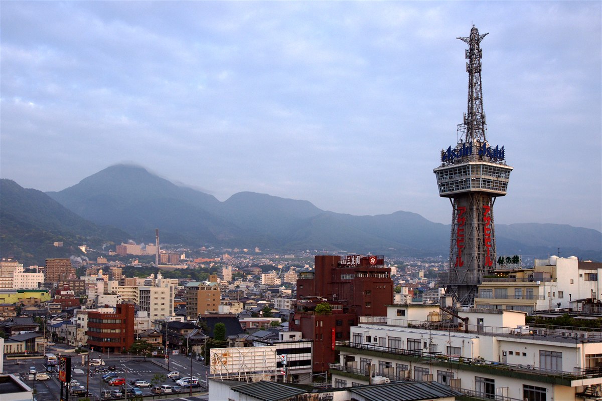 Vista de Beppu em Oita, Kyushu, com montanhas e a Beppu Tower