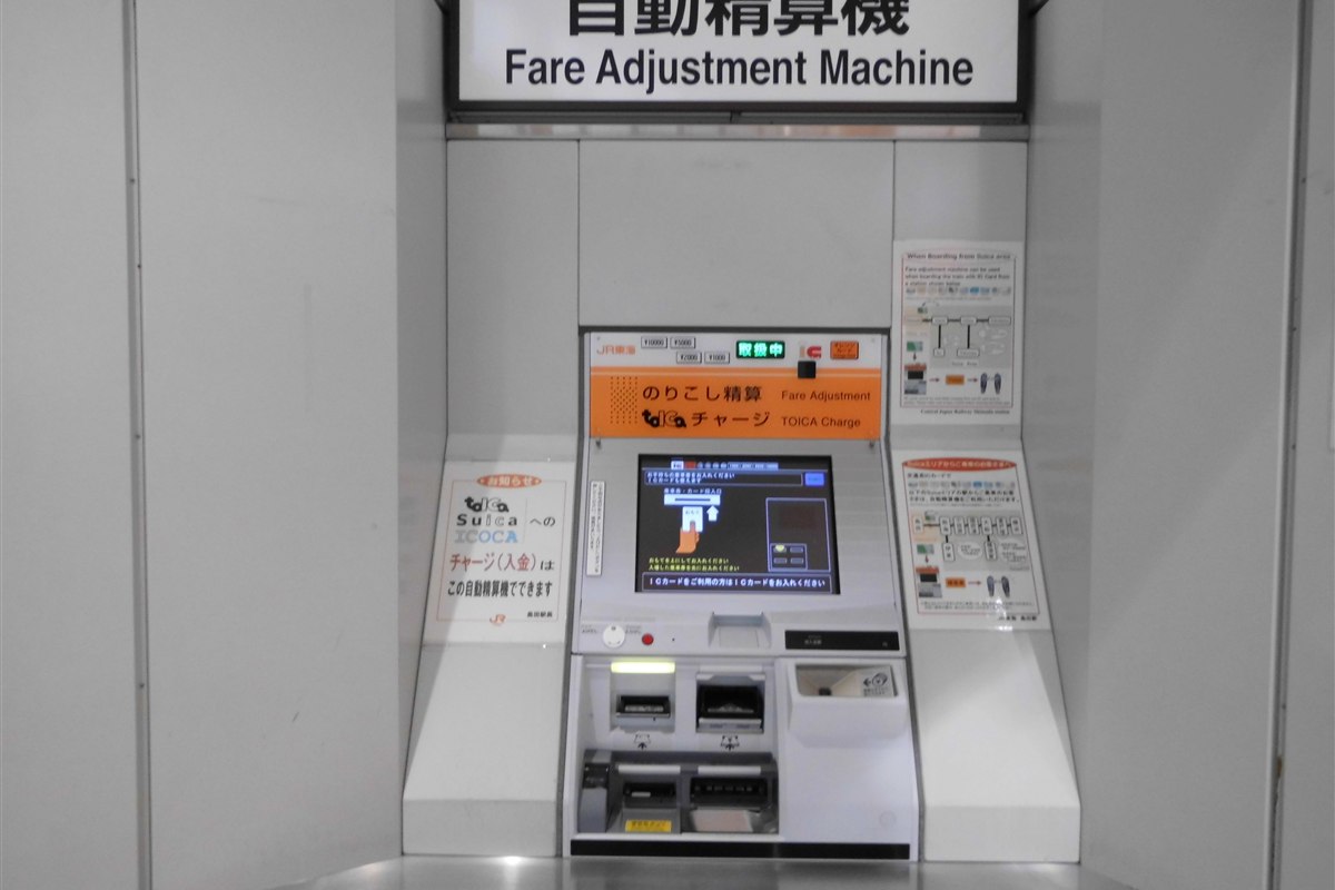 Máquina de ajuste de tarifa e recarga para TOICA, Suica e ICOCA em estação japonesa