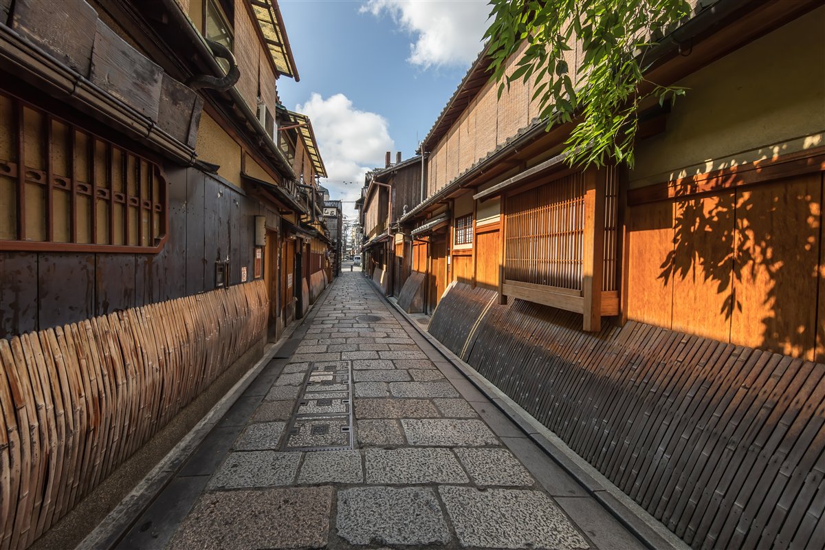 Rua de pedra em Gion, Quioto, com fachadas tradicionais de madeira