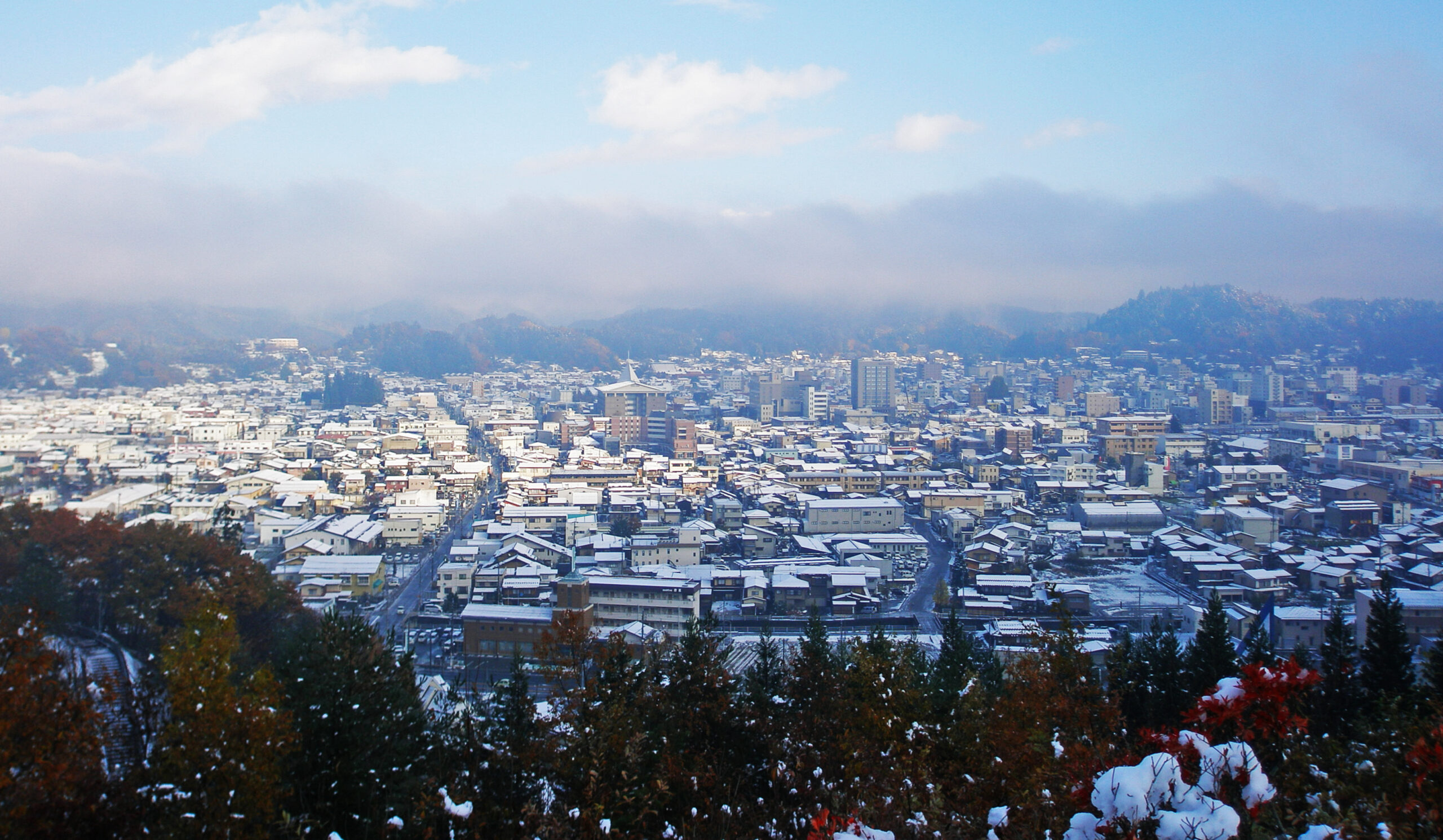 Rua histórica de Takayama nos Alpes Japoneses, com casas tradicionais e neve leve