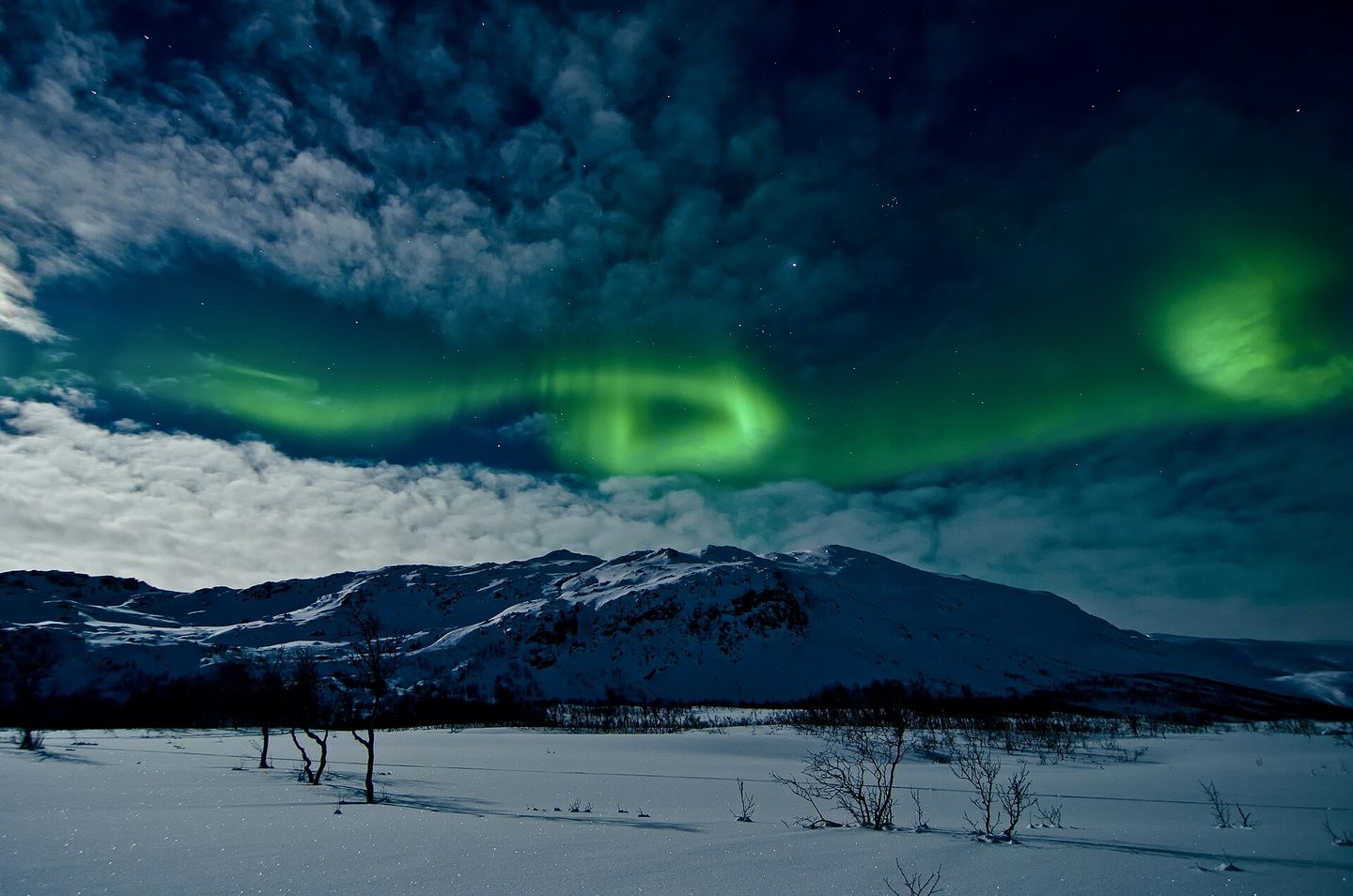 Aurora Boreal iluminando o céu de Tromsø na Noruega